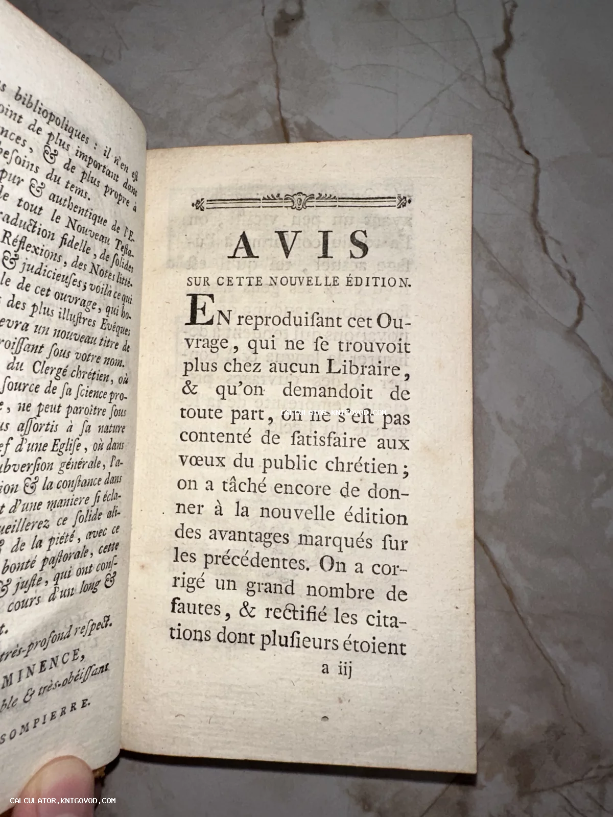 Страница старинной французской книги с заголовком AVIS SUR CETTE NOUVELLE ÉDITION и декоративной буквицей.