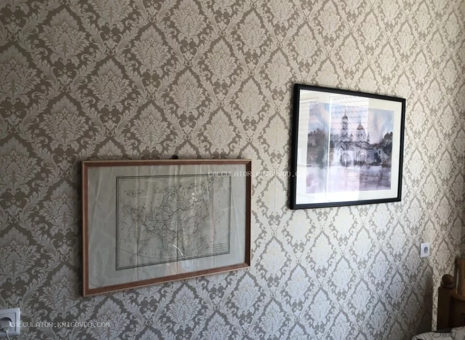 Старинная карта Азии и архитектурный пейзаж в рамах на стене с узором дамаск.