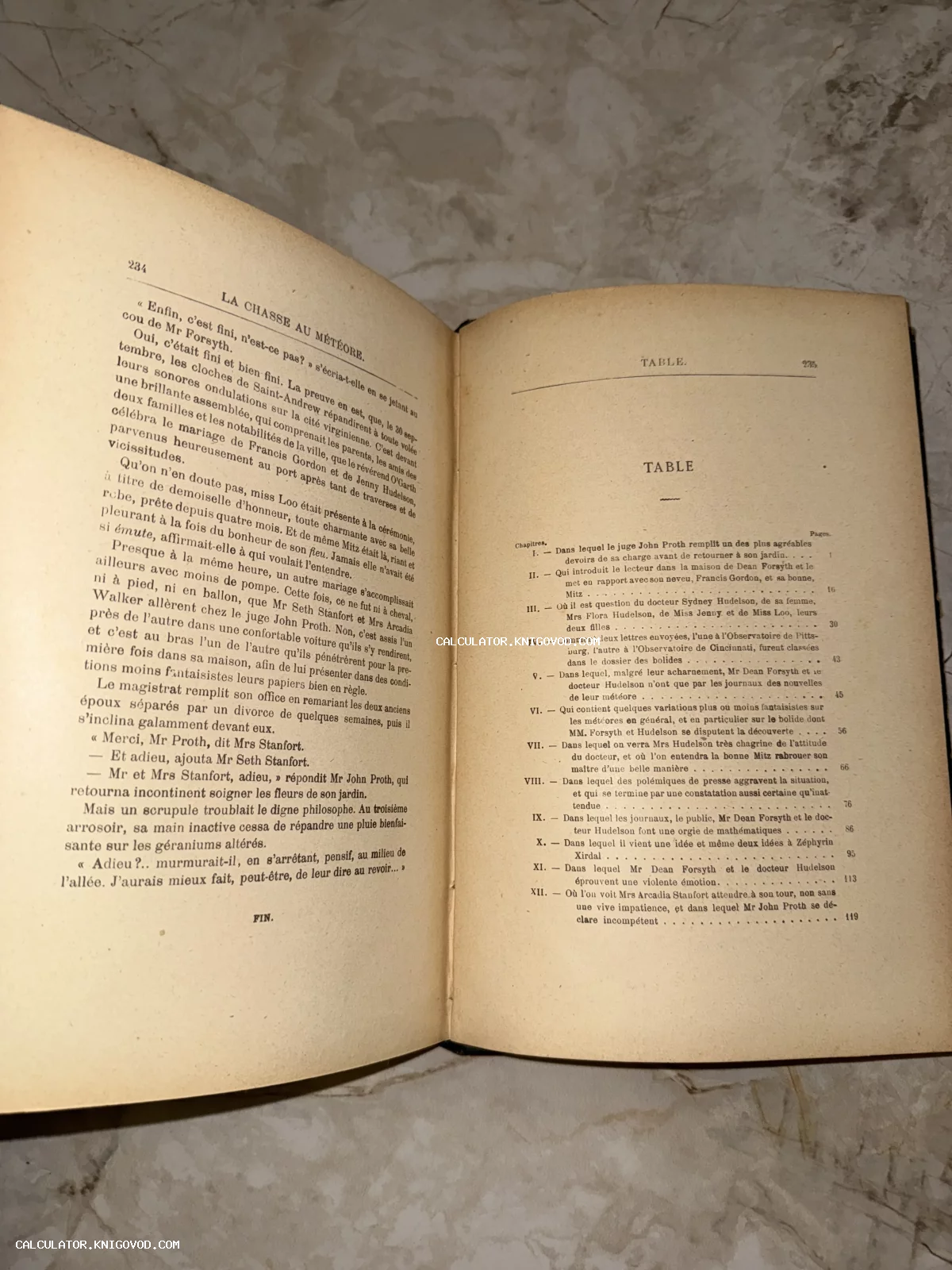 Разворот антикварной книги на французском языке с финальной страницей текста и оглавлением.