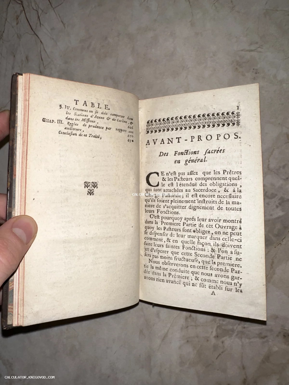 Разворот старинной антикварной книги на французском языке с заголовком Avant-Propos и типографским орнаментом.