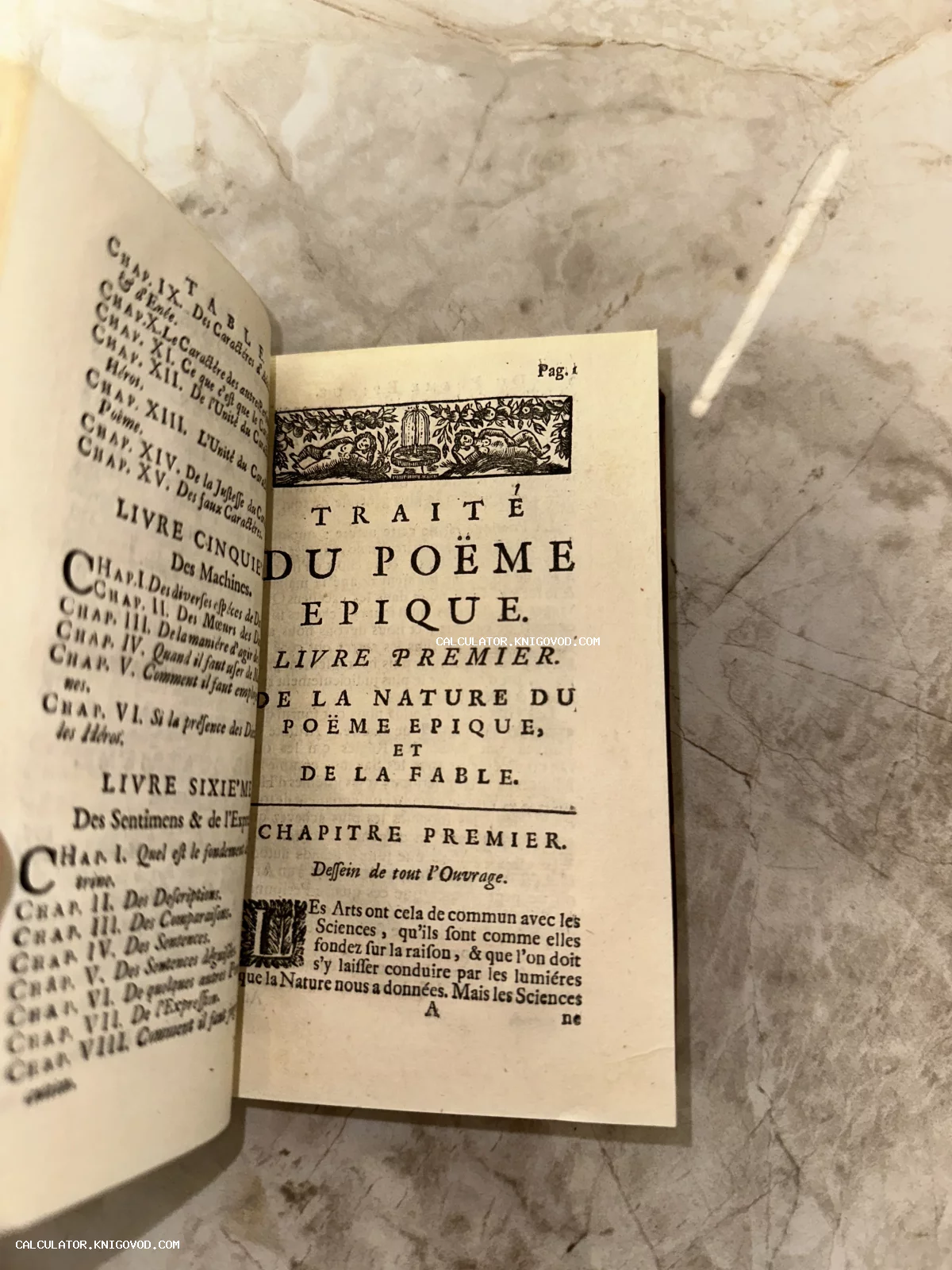 Разворот старинной французской книги XVIII века с заголовком Traité du Poëme Epique и декоративной гравированной виньеткой.