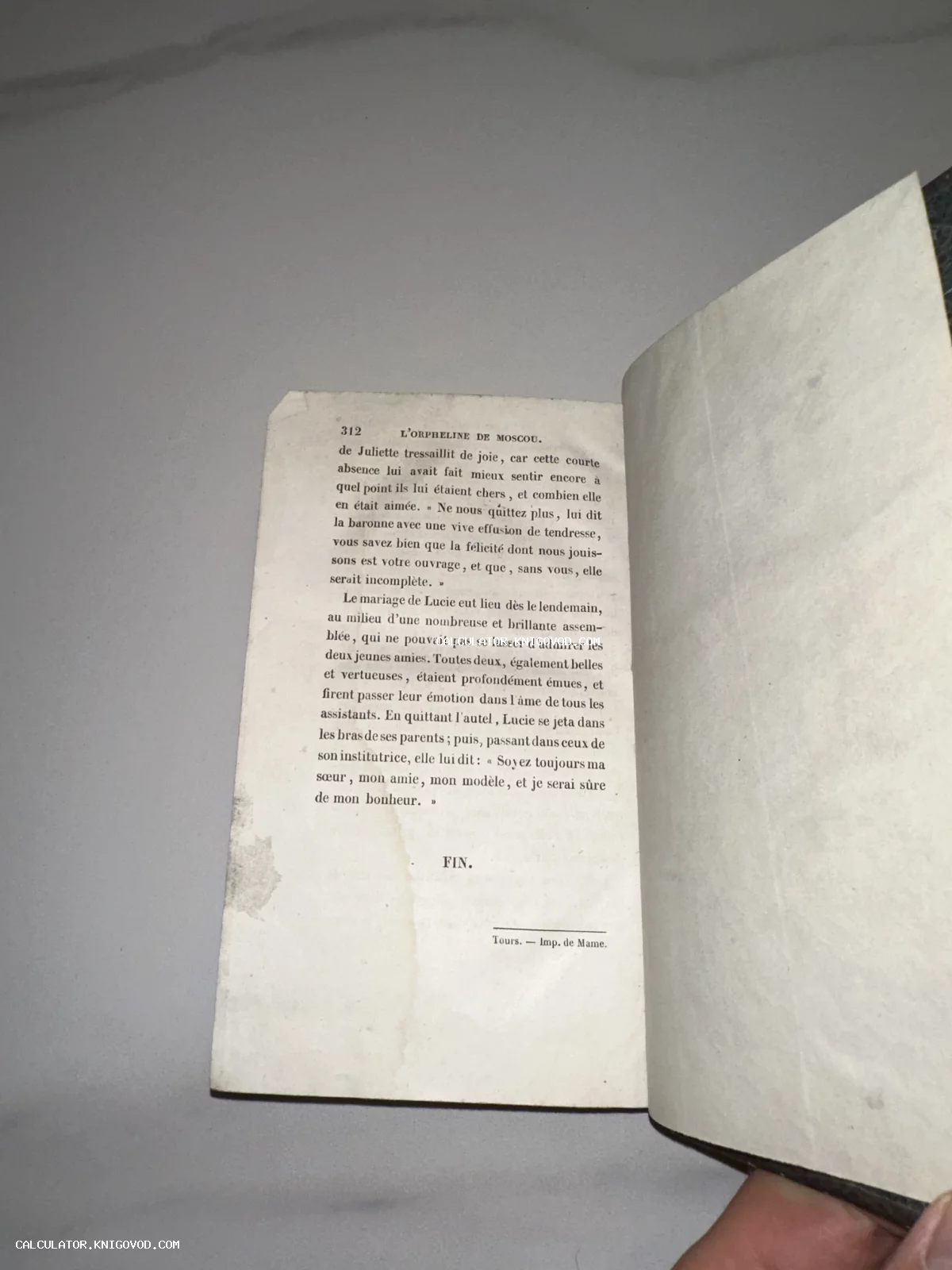 Старинная французская книга, открытая на странице 312 с заголовком L'Orpheline de Moscou и отметкой FIN.