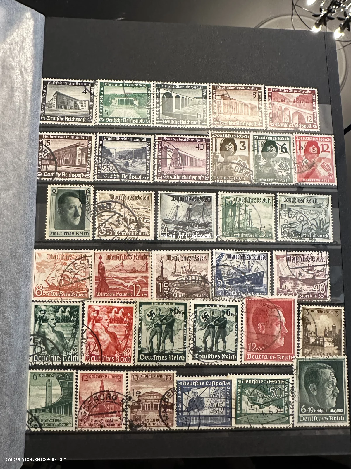 Страница кляссера с антикварными почтовыми марками Германии 1930-х годов, изображающими архитектуру, корабли и портреты.