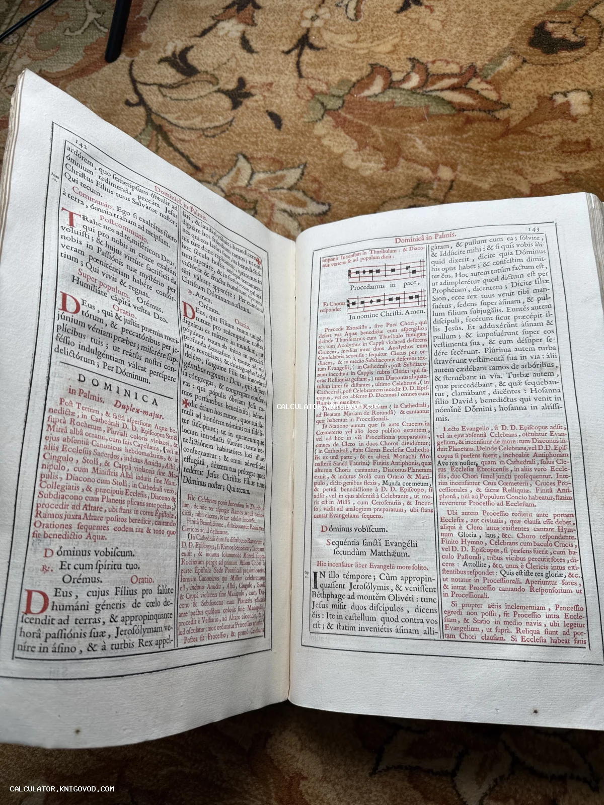 Разворот антикварной богослужебной книги на латыни с двухцветной печатью, нотными знаками и декоративными красными инициалами.