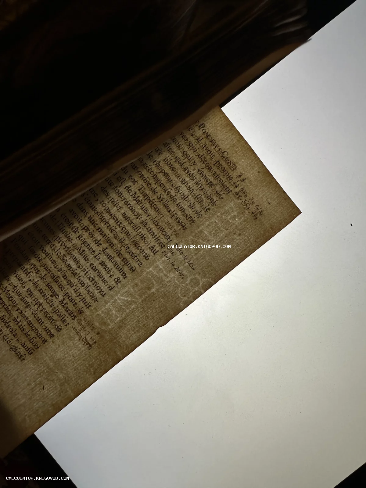 Крупный план пожелтевшей страницы старинной книги с французским текстом о Помпее и Сулле в драматичном освещении