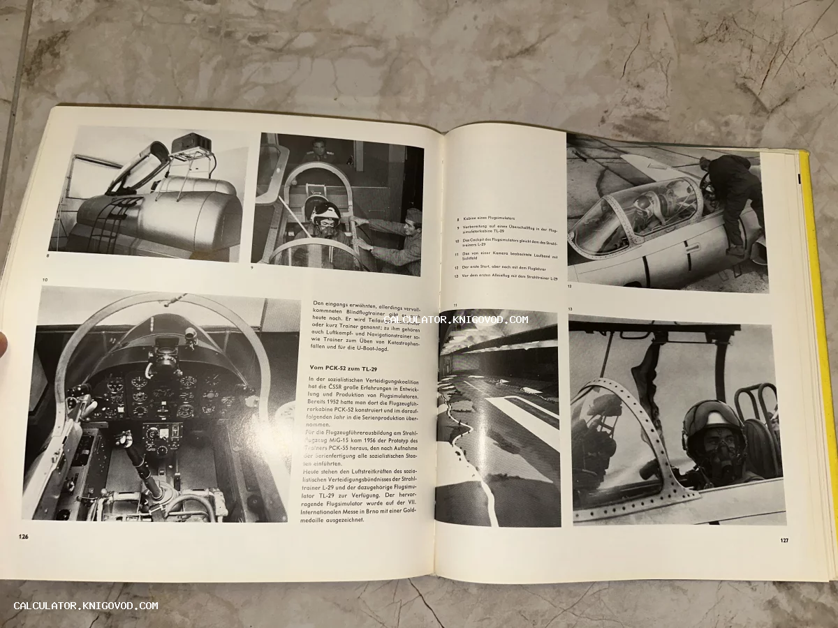 Разворот винтажной книги с черно-белыми фотографиями кабин авиационных симуляторов и летчиков в снаряжении. Текст на немецком языке.