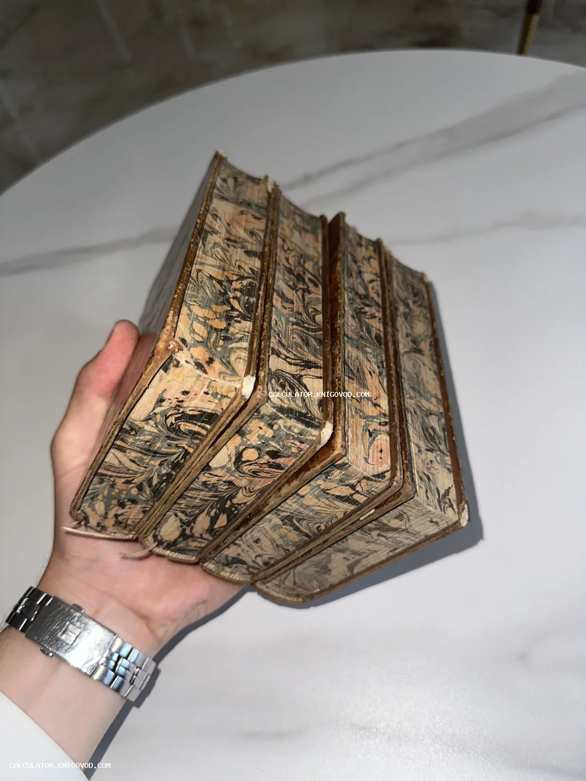 Четыре старинные книги в твердом переплете с декоративным мраморным обрезом страниц