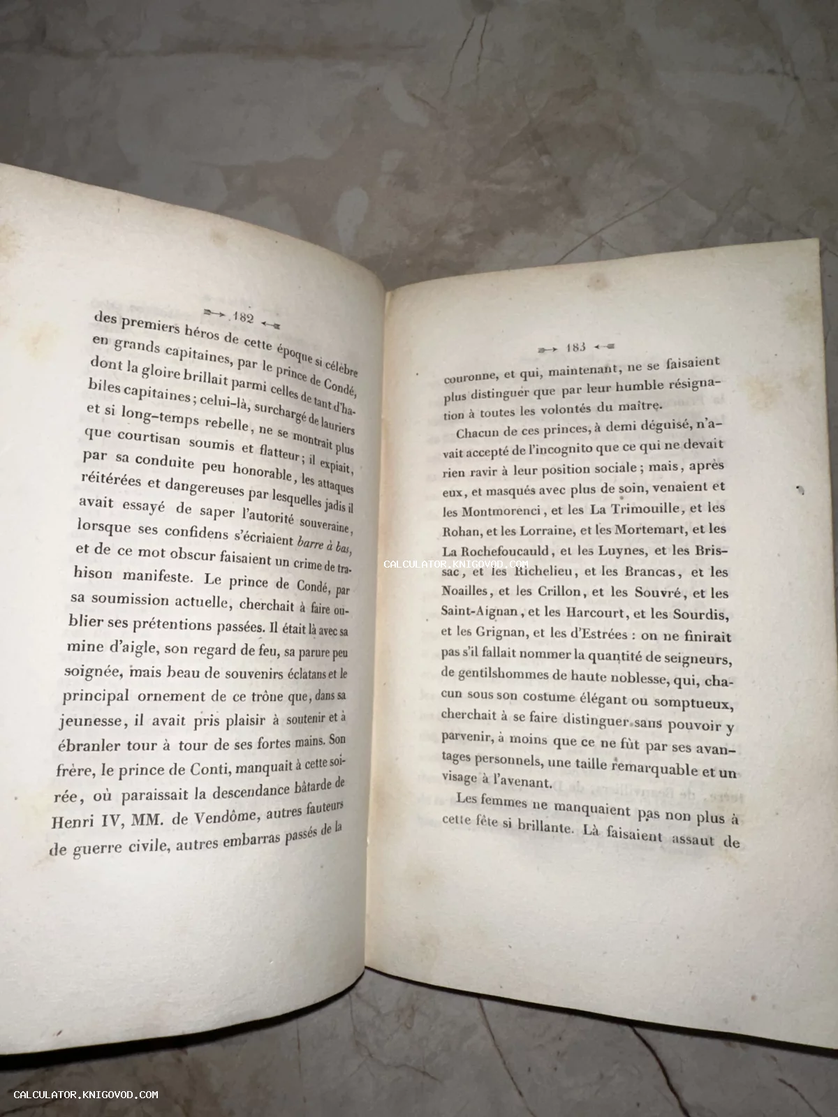 Разворот старинной книги на французском языке, страницы 182 и 183 с классической типографикой и следами времени.