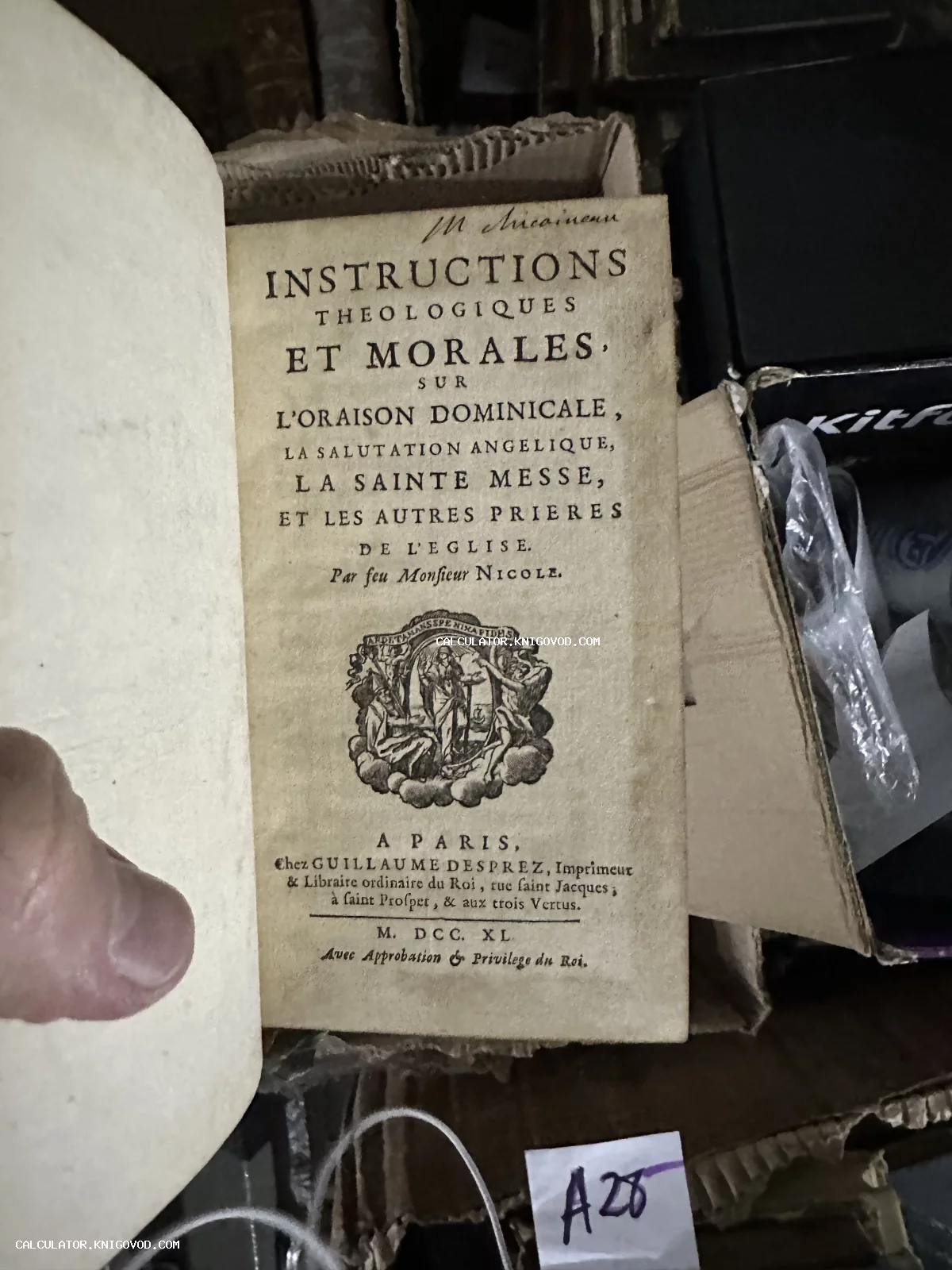 Титульный лист антикварной книги 1740 года на французском языке с гравюрой-виньеткой и текстом Instructions Theologiques et Morales.