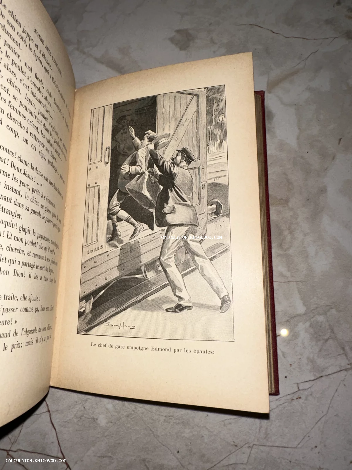 Разворот антикварной книги на французском языке с черно-белой книжной графикой, изображающей мужчину в форме, удерживающего юношу у поезда.