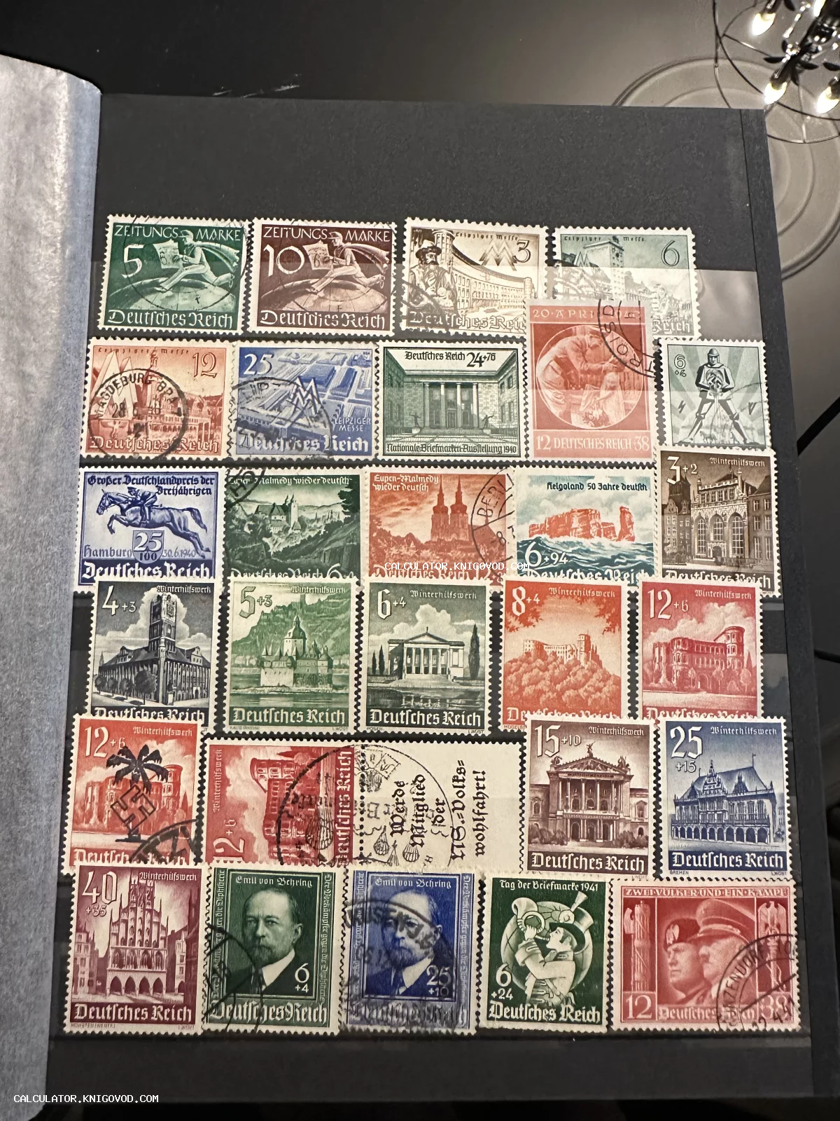 Страница альбома с немецкими почтовыми марками различных серий, включая архитектурные виды, портреты и памятные выпуски.