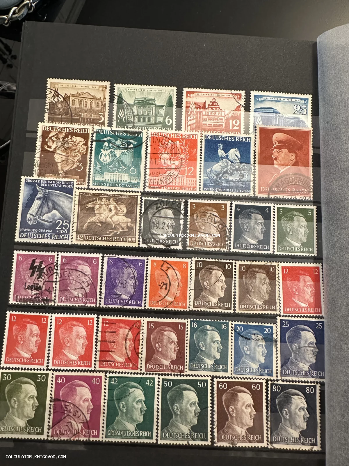 Страница черного филателистического альбома с рядами немецких почтовых марок Третьего рейха разного номинала и цвета.