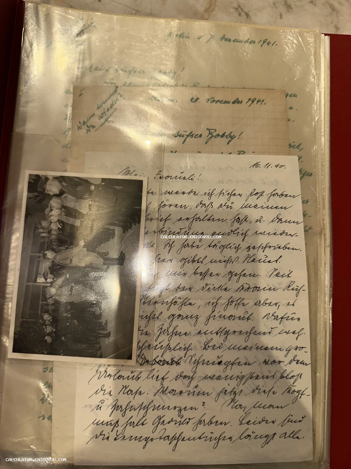 Коллекция старинных рукописных писем на немецком языке с датировкой 1941 год и черно-белая фотография военных лет.