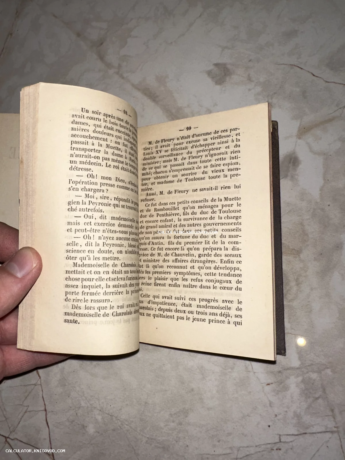 Разворот старинной книги с текстом на французском языке, страницы 98 и 99, пожелтевшая от времени бумага.