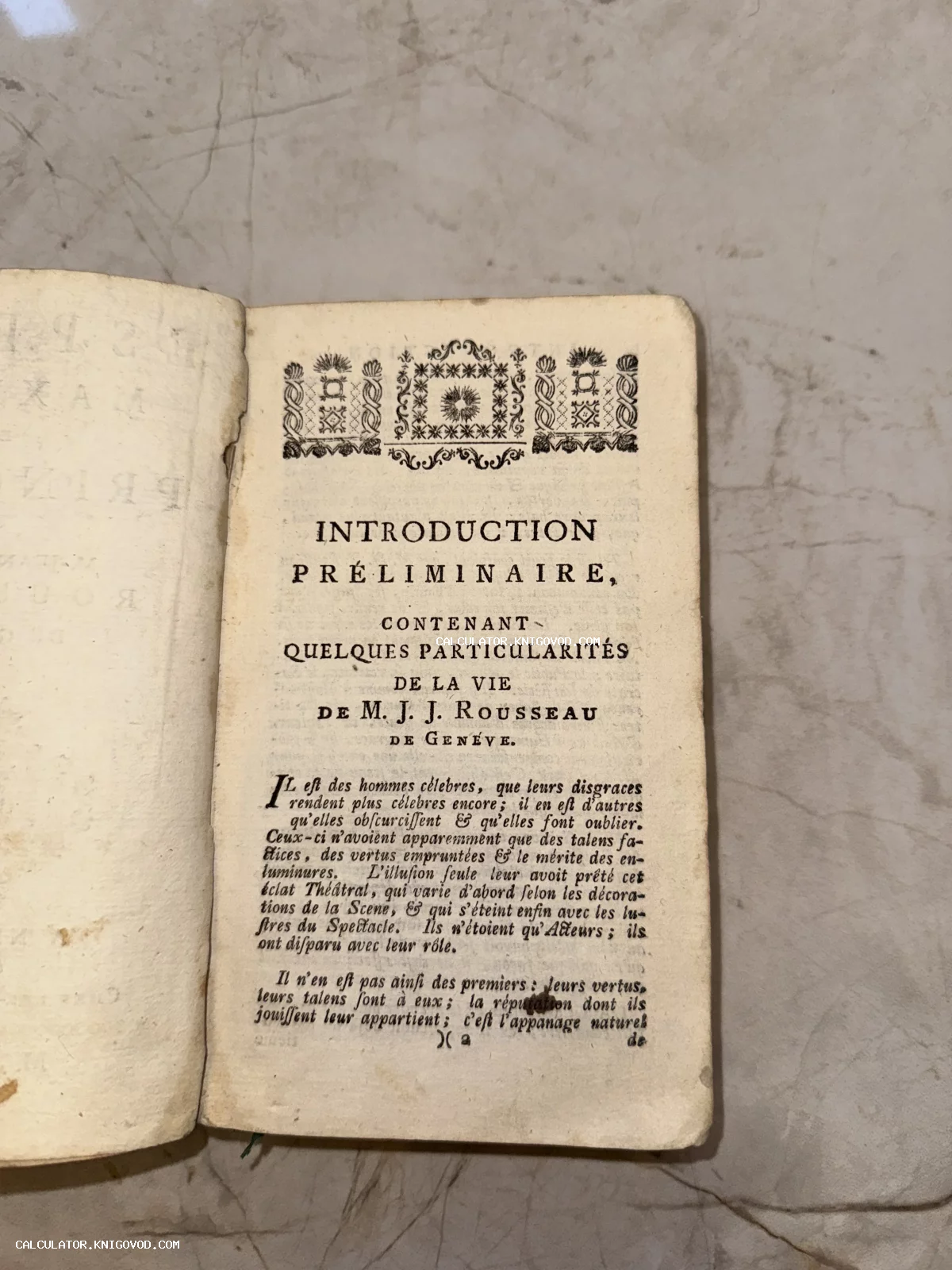 Разворот старинной книги на французском языке с заголовком Introduction Preliminaire о жизни Жан-Жака Руссо и орнаментальной виньеткой.