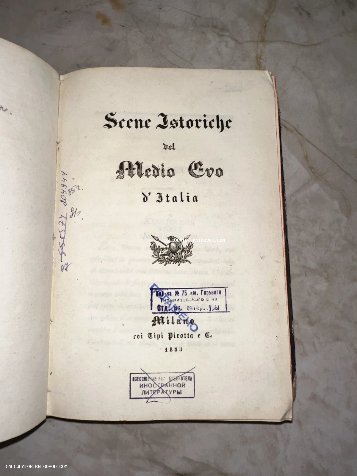 Титульный лист антикварной книги на итальянском языке Scene Istoriche del Medio Evo d’Italia с библиотечными штампами и гравированной виньеткой.