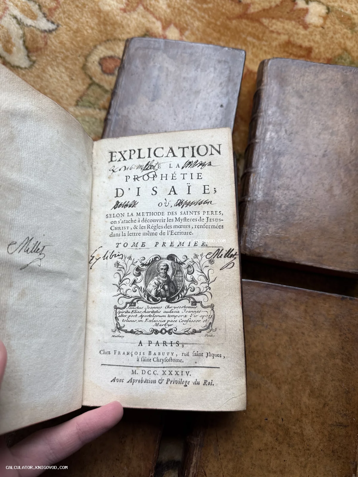 Разворот титульного листа антикварной французской книги 1734 года с гравированным портретом и рукописными владельческими надписями.