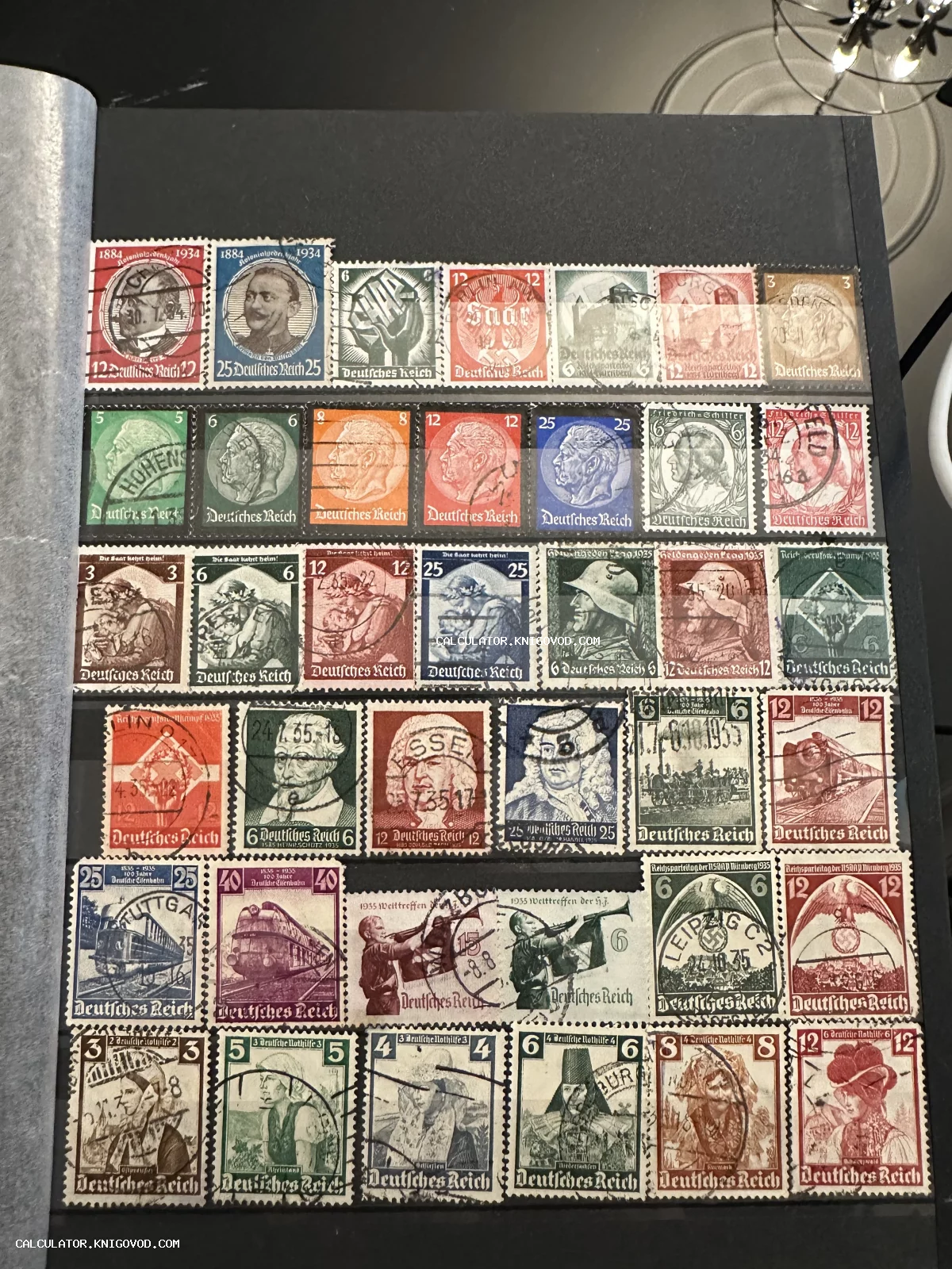 Страница филателистического альбома с рядами немецких почтовых марок середины 1930-х годов, изображающими портреты деятелей, поезда и символику.