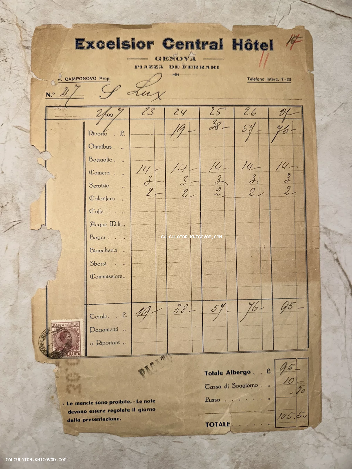 Старинный гостиничный счет из Генуи с рукописным текстом, фискальной маркой и следами времени.