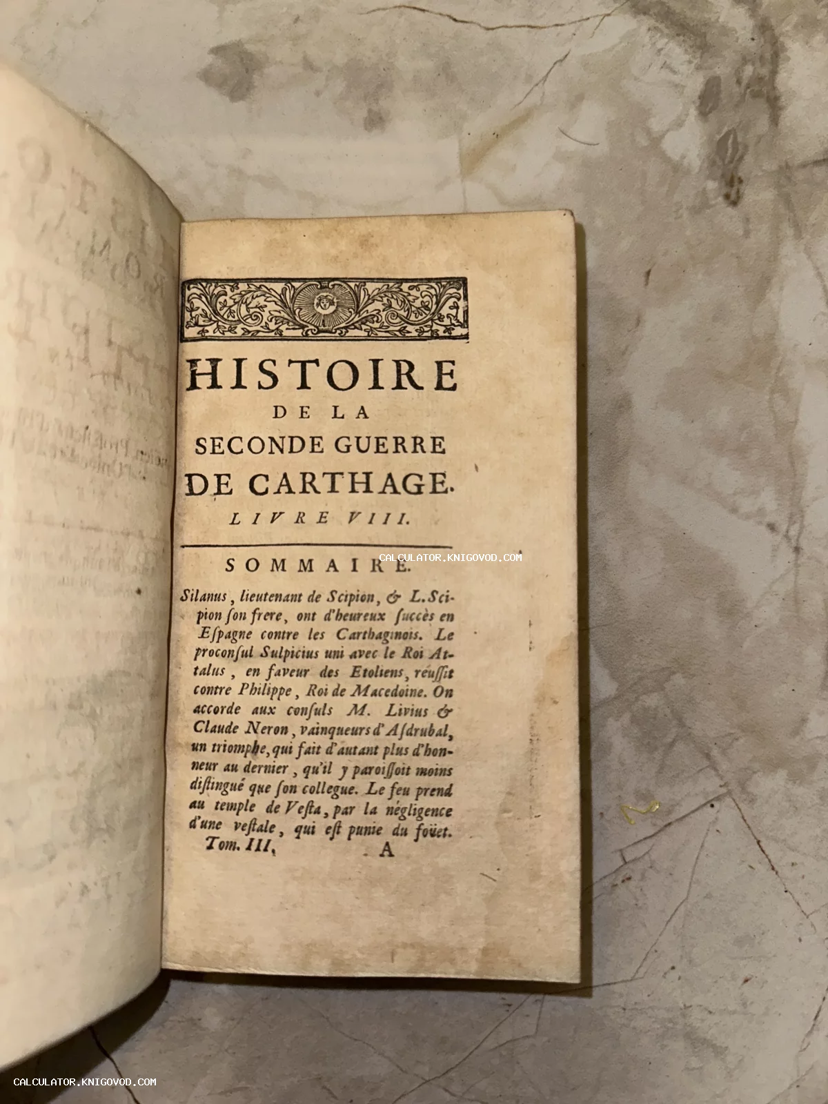 Страница старинной французской книги с заголовком Histoire de la seconde guerre de Carthage на пожелтевшей бумаге.
