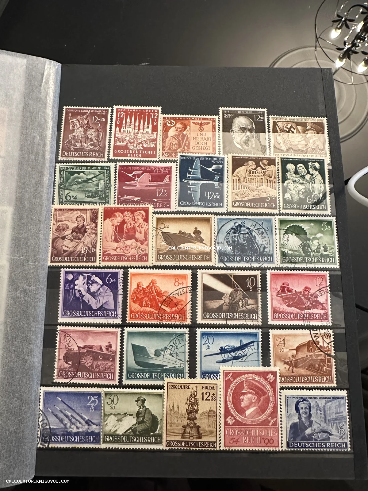 Альбомный лист с рядами антикварных почтовых марок Германии 1930-х и 1940-х годов, включая военные и памятные выпуски.