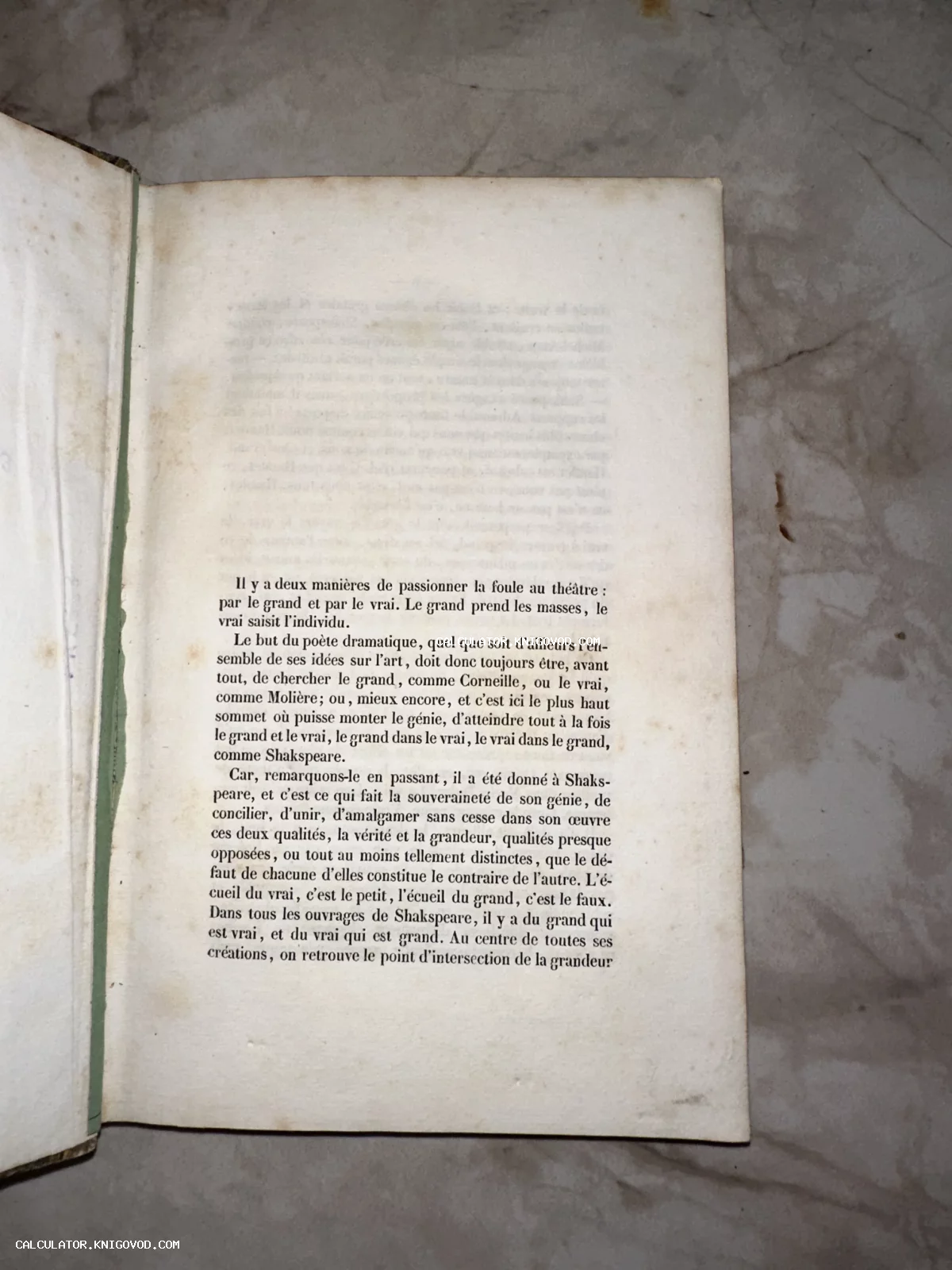 Разворот старинной книги на французском языке с рассуждениями о Шекспире и Мольере на пожелтевшей бумаге.