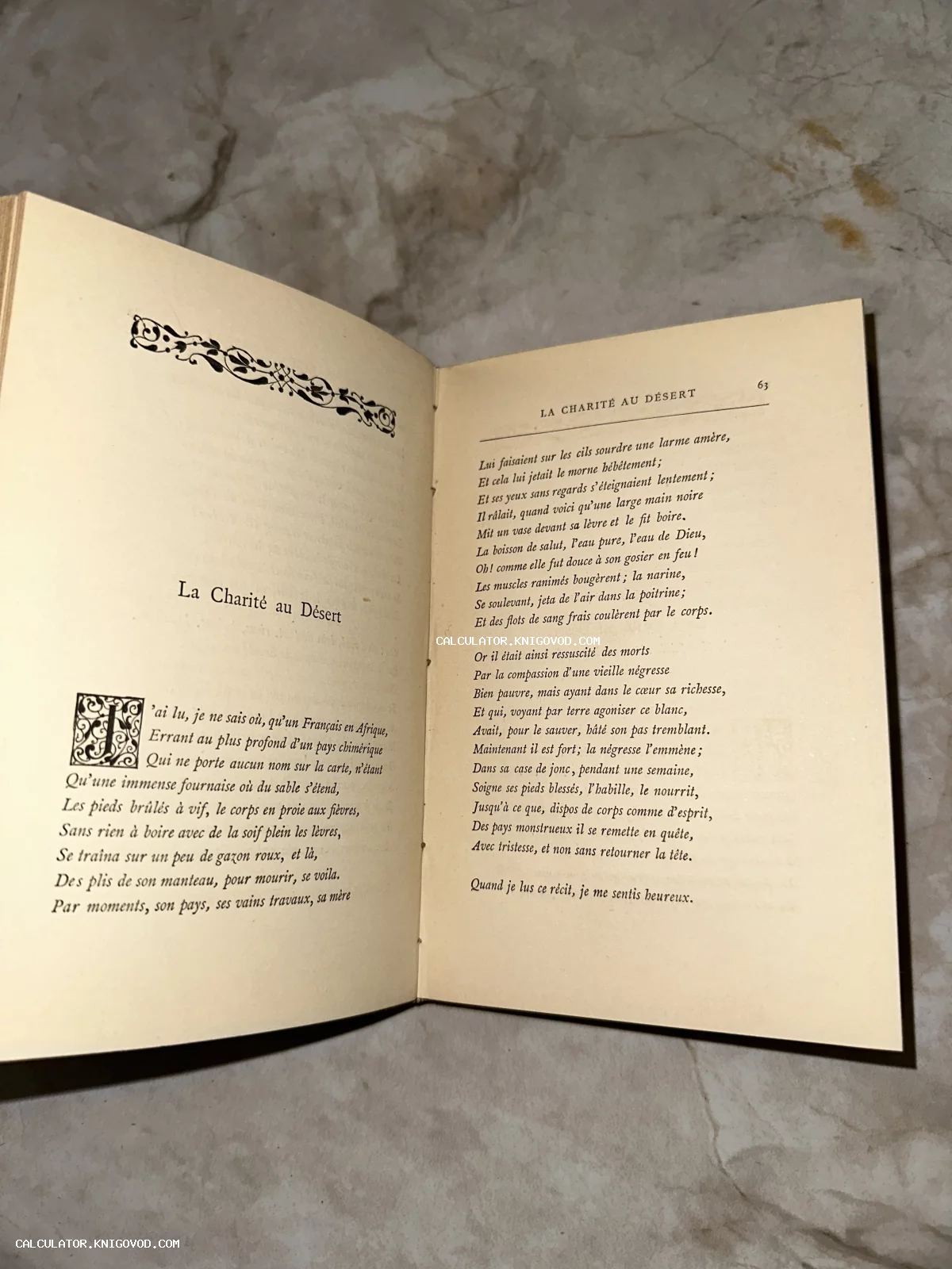 Разворот антикварной книги на французском языке со стихотворением La Charité au Désert, украшенный виньеткой и буквицей.