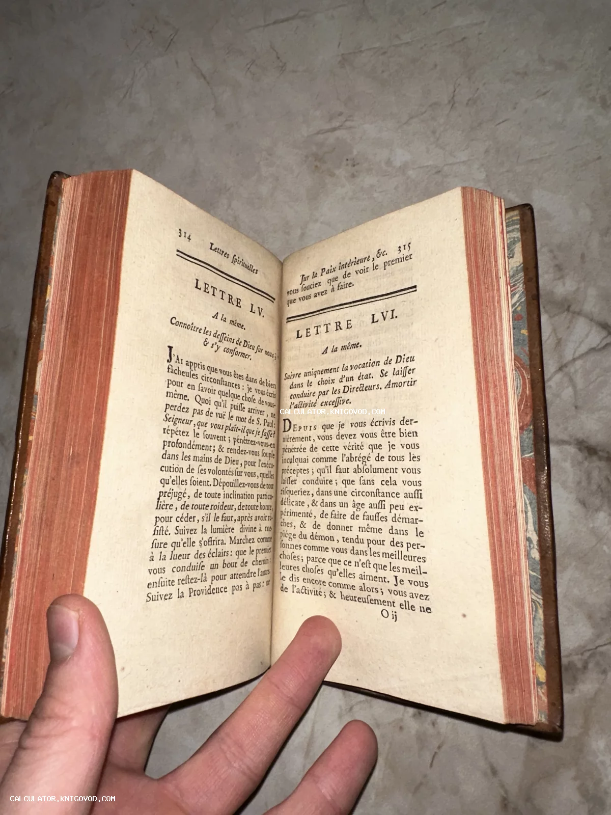 Разворот старинной книги на французском языке с главами Lettres spirituelles и красным обрезом страниц.