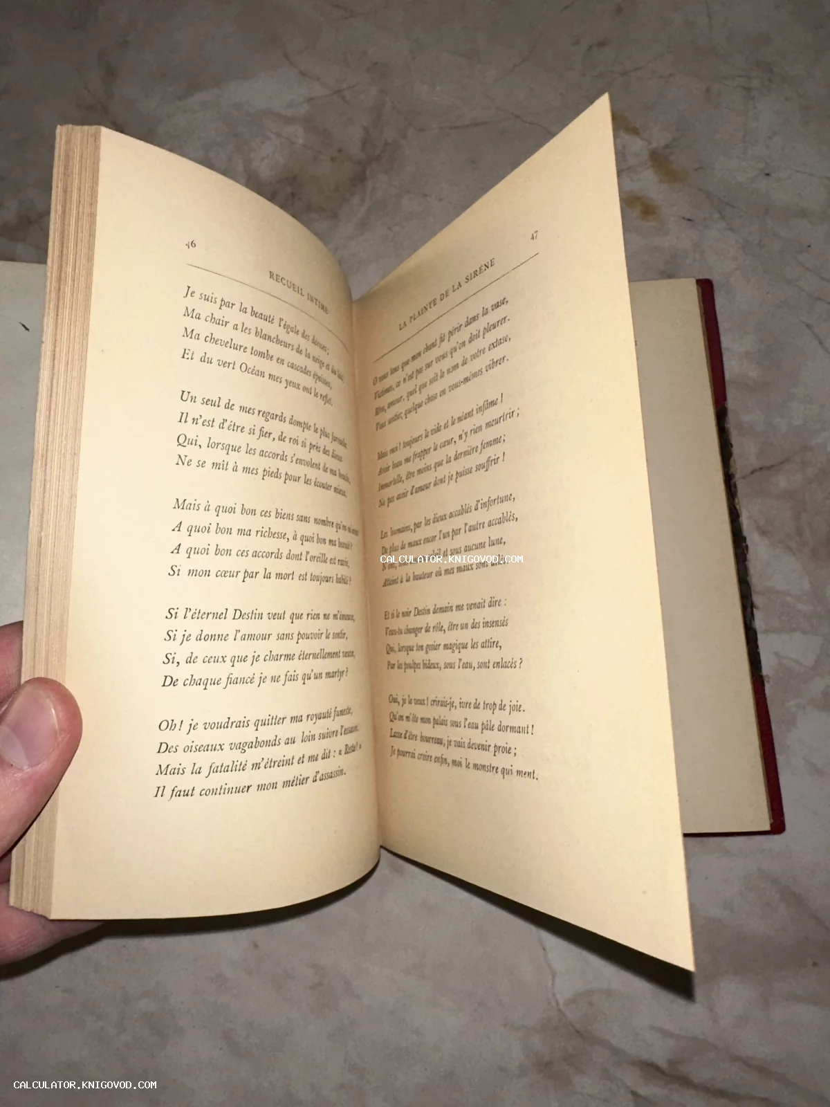 Разворот старинной книги с текстом стихотворений на французском языке.