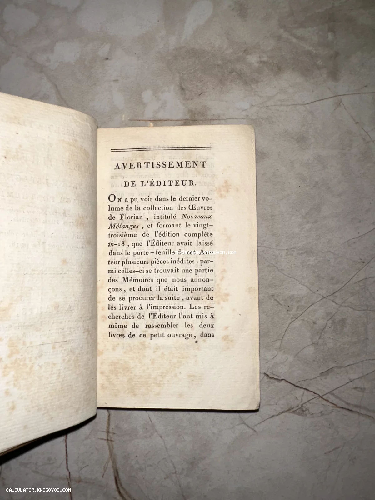 Страница старинной книги на французском языке с заголовком Avertissement de l'éditeur и следами патины.