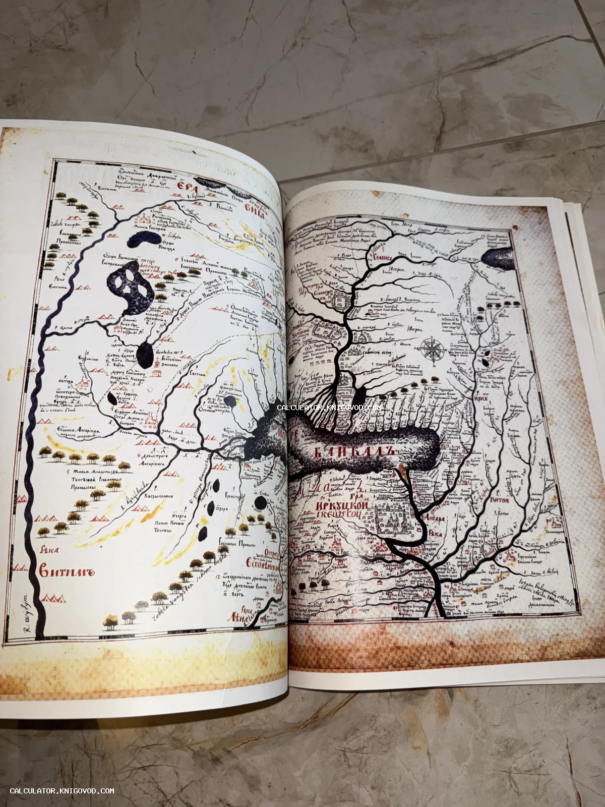 Разворот старинного атласа с детализированной рукописной картой озера Байкал и прилегающих сибирских земель.