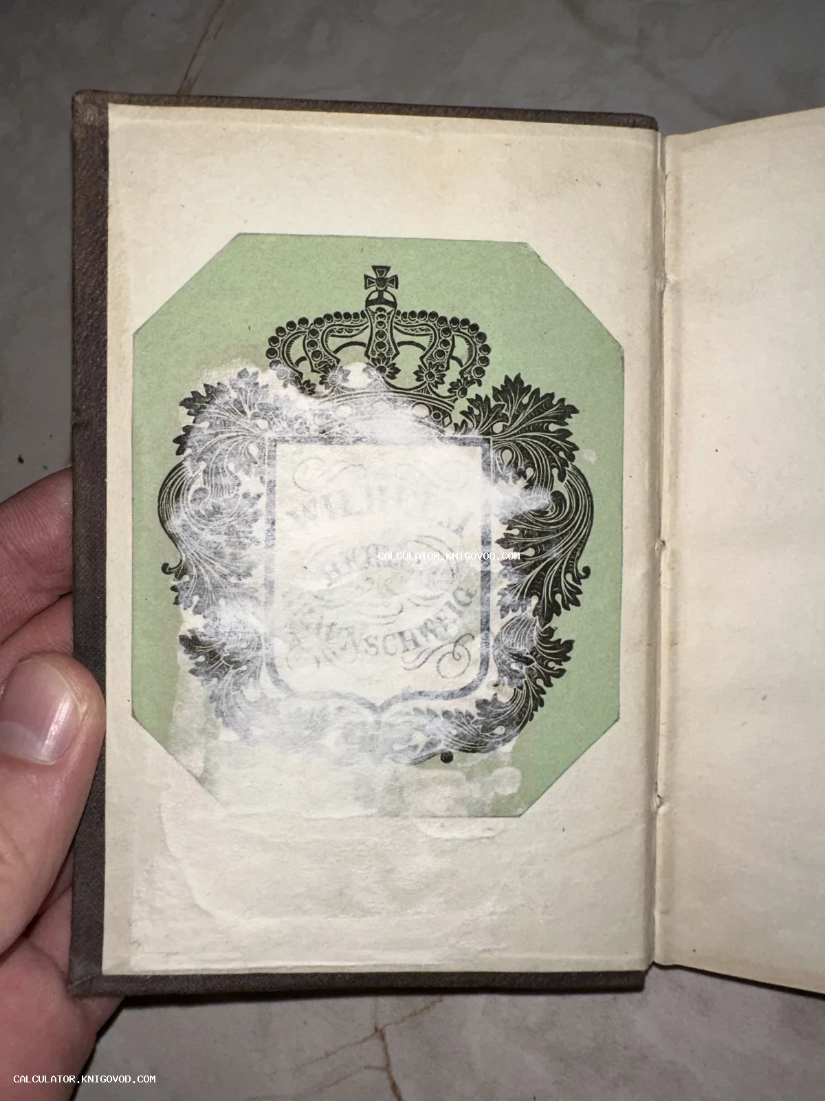Книжный знак (экслибрис) на форзаце старой книги с изображением короны и герба герцога Брауншвейгского на зеленом фоне.