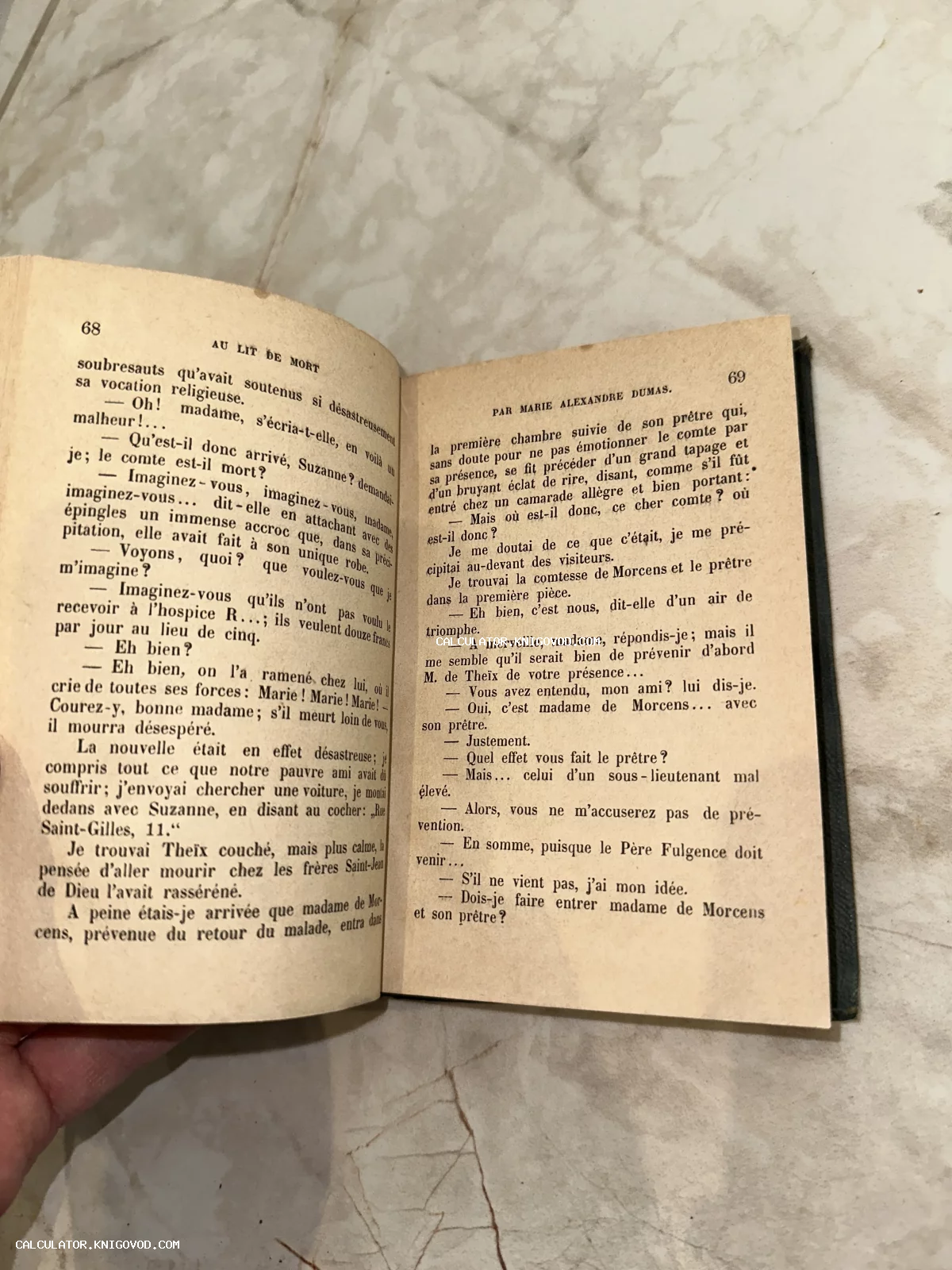 Разворот старинной книги на французском языке с текстом Александра Дюма, страницы 68-69.