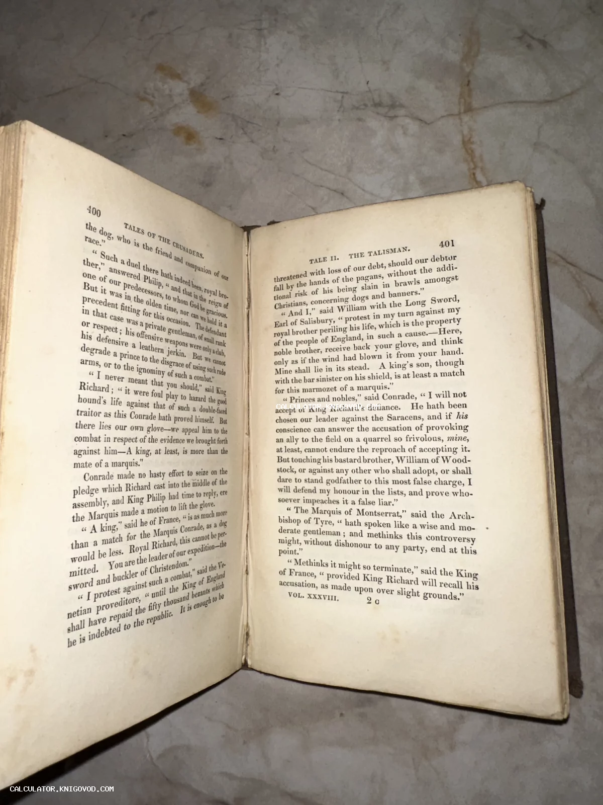Разворот открытой старинной книги на английском языке с заголовками Tales of the Crusaders и The Talisman на пожелтевшей бумаге.
