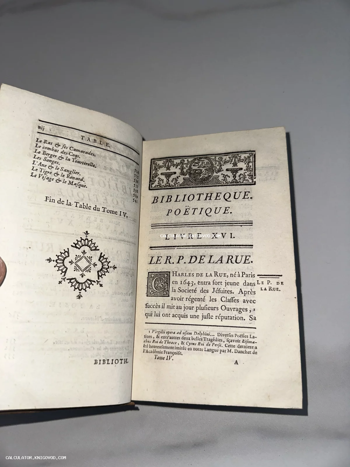 Разворот антикварной французской книги XVIII века с декоративной виньеткой и каллиграфическим шрифтом.