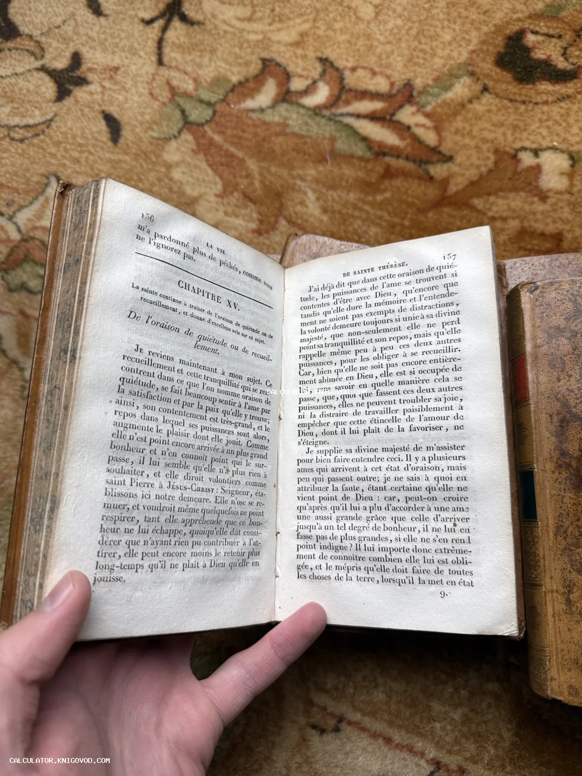 Разворот антикварной книги на французском языке с текстом о Святой Терезе, пожелтевшие страницы с типографским шрифтом XVIII-XIX века.