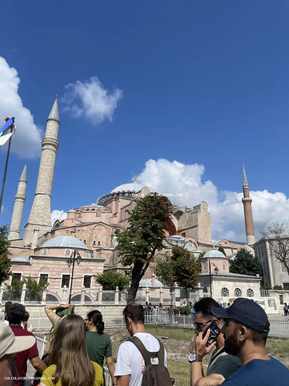 Вид на мечеть Айя-София с куполами и минаретами под ярко-синим небом в Стамбуле