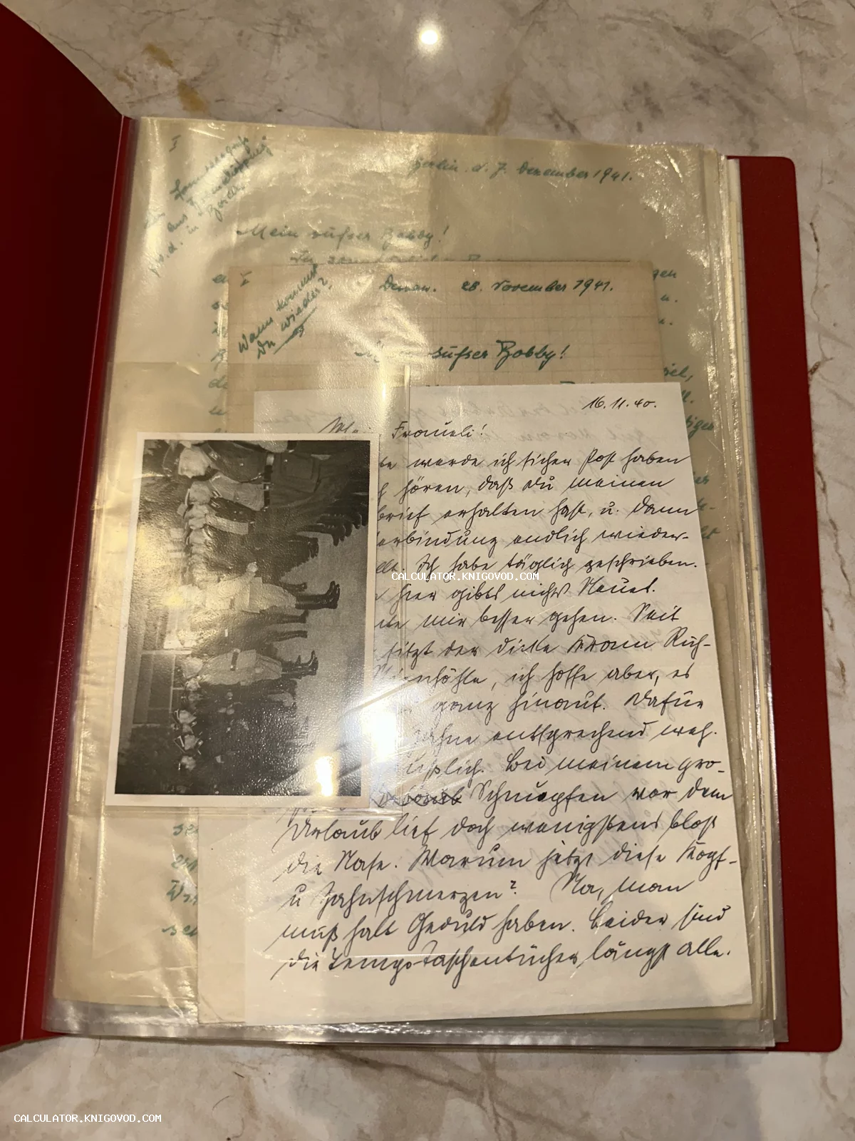 Старинные рукописные письма на немецком языке и оригинальная черно-белая фотография в коллекционной папке.