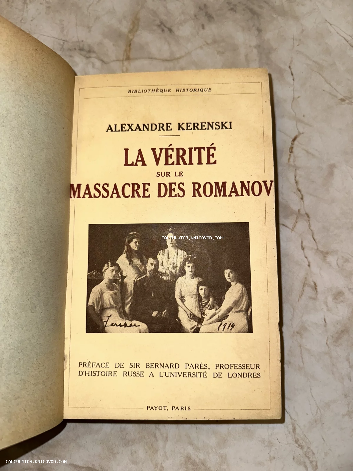 Титульный лист антикварного издания книги Александра Керенского на французском языке с черно-белым фото семьи Николая II.