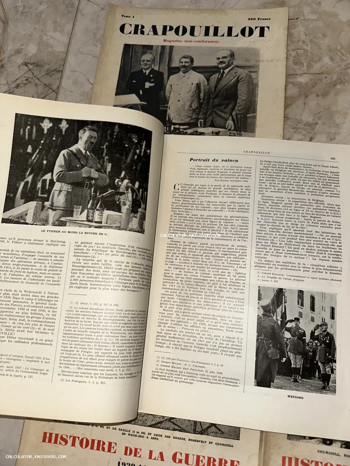 Разворот старинного французского журнала с черно-белыми фотографиями Адольфа Гитлера и генерала Максима Вейгана на фоне печатного текста.