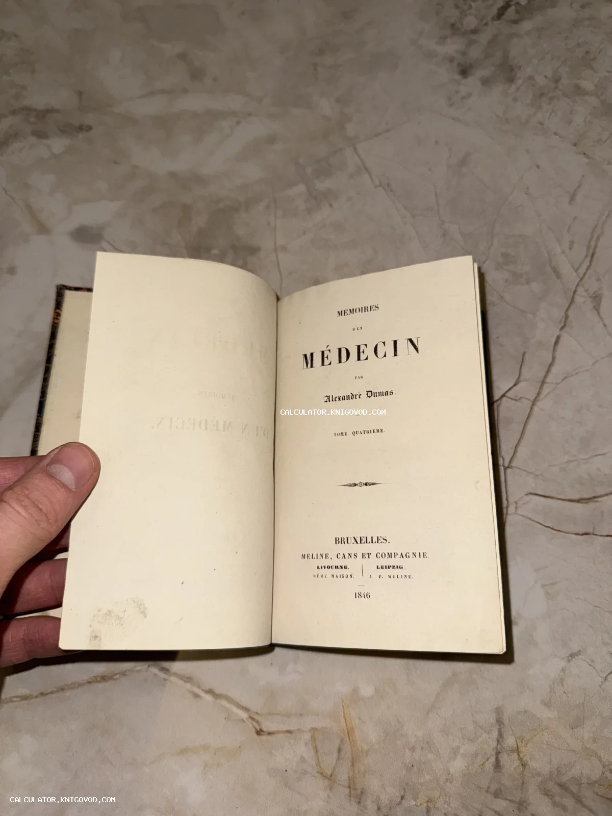 Титульный лист старинной книги Александра Дюма 'Mémoires d'un médecin', изданной в Брюсселе в 1846 году.