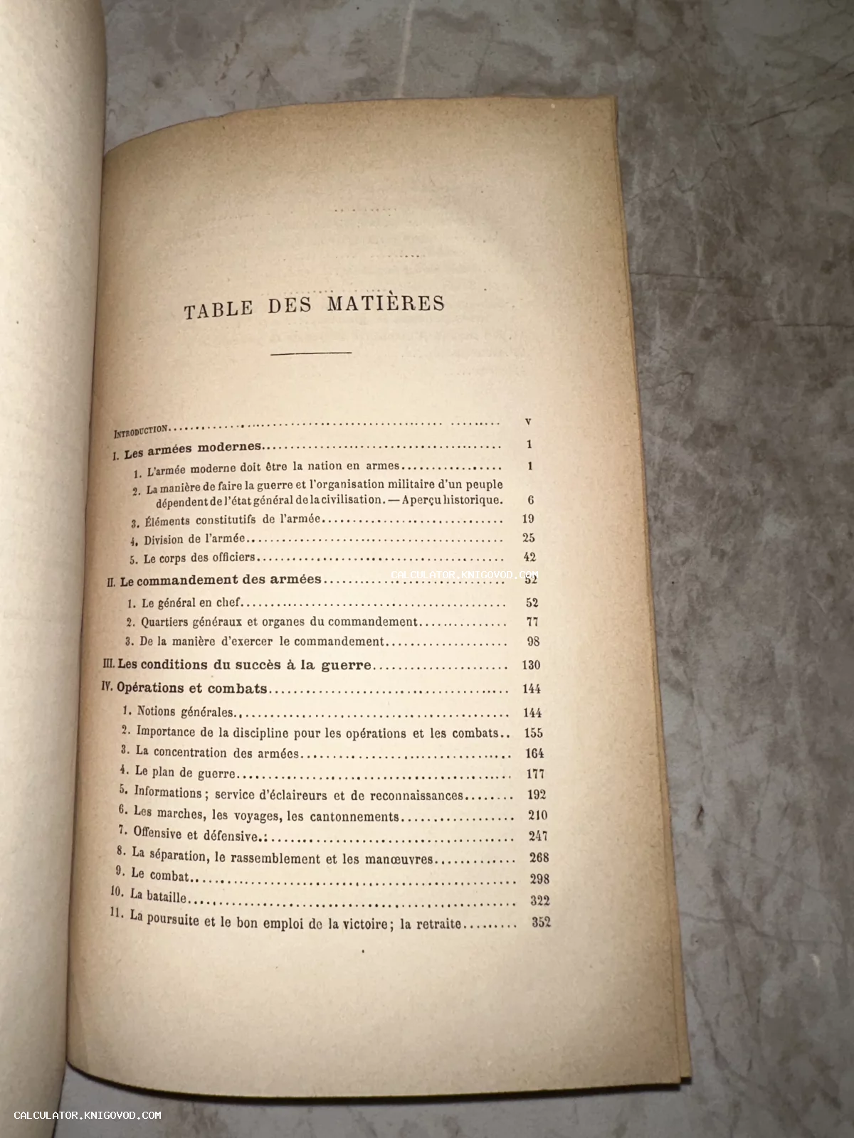 Страница оглавления на французском языке 'Table des matières' из старинного издания о военной стратегии и организации армии.