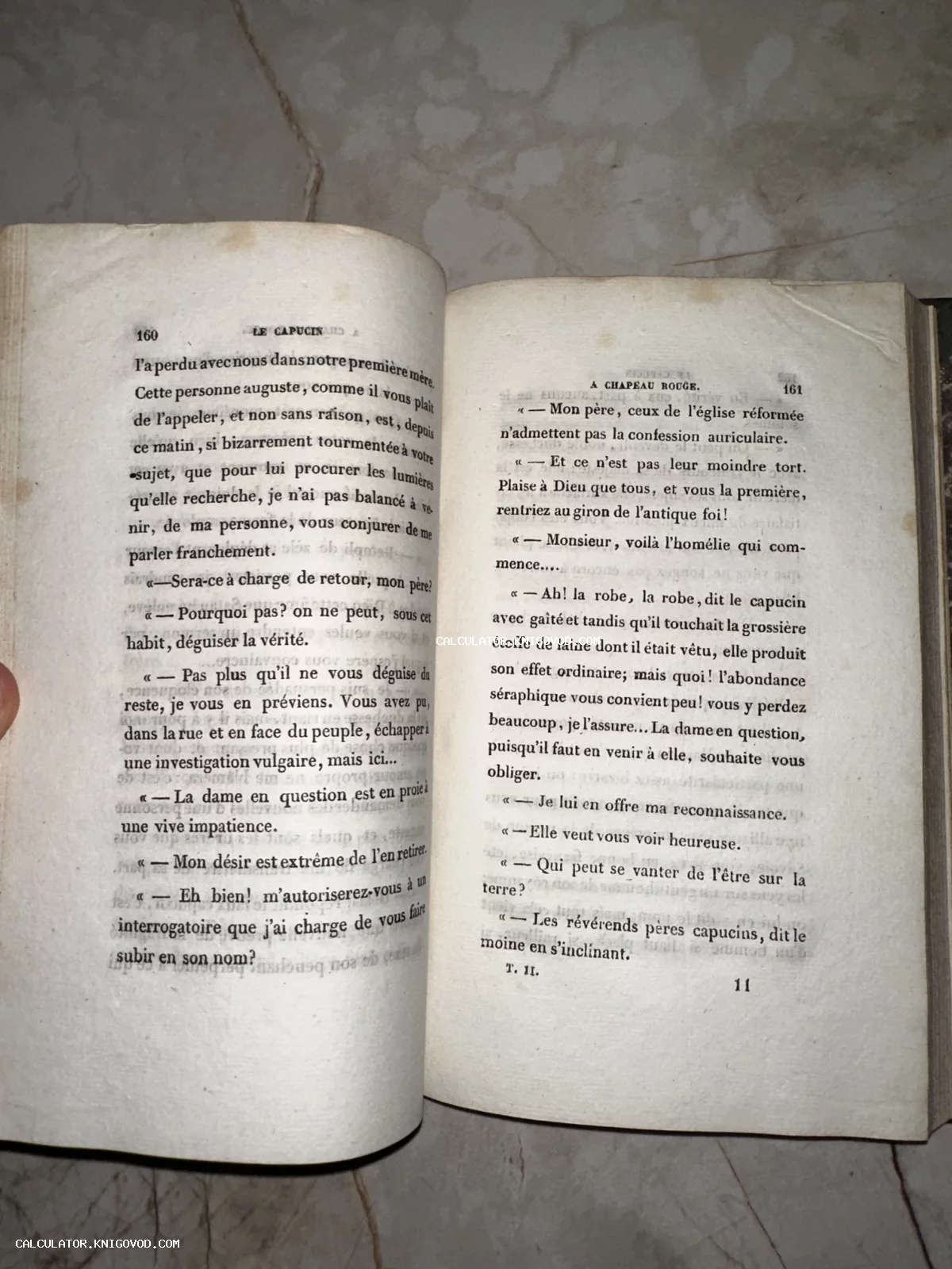 Разворот старинной книги на французском языке с пожелтевшими от времени страницами и классической типографской версткой.