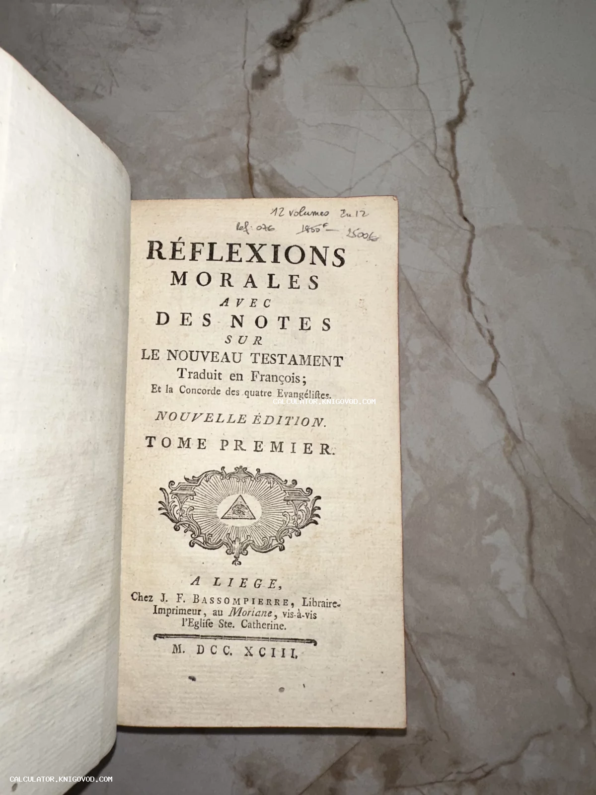 Титульный лист французского антикварного издания 1793 года с гравюрой Всевидящего ока и латинским текстом.