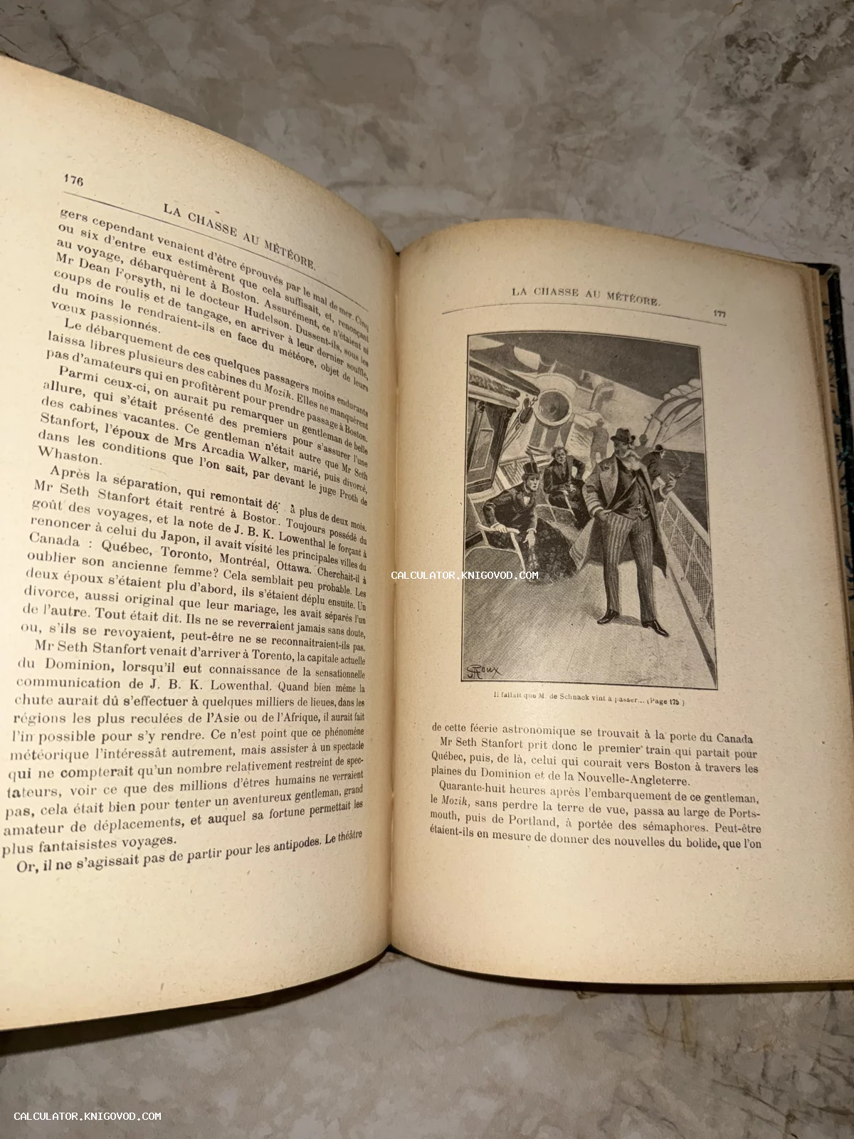 Разворот старинной книги на французском языке с иллюстрацией Жоржа Ру, изображающей джентльменов на палубе лайнера.