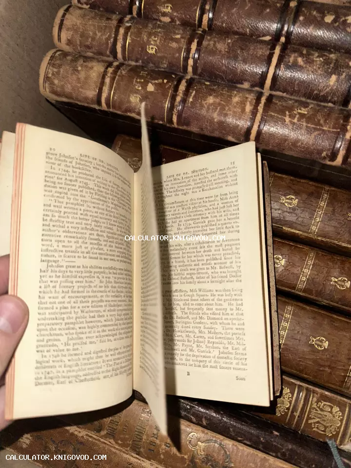 Раскрытая старинная книга с английским текстом на фоне стопки антикварных томов в кожаных переплетах с золотым тиснением.