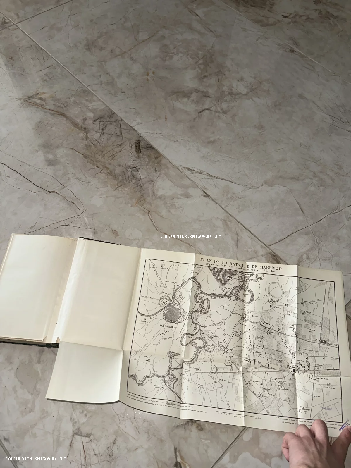 Старинная раскладная карта-план битвы при Маренго, развернутая из книги. Текст на французском и немецком языках.