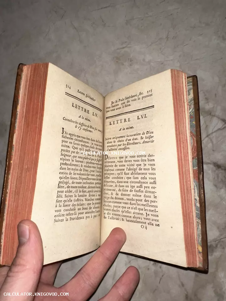 Разворот старинной книги на французском языке с главами Lettres spirituelles и красным обрезом страниц.