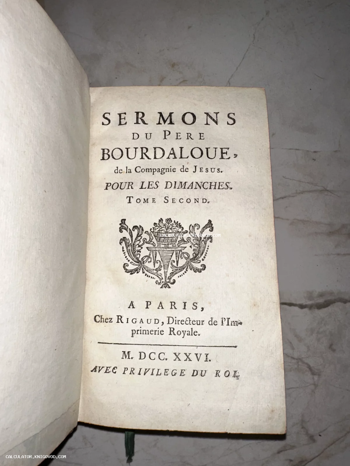 Титульный лист антикварной книги 1726 года на французском языке «Sermons du Pere Bourdaloue» с гравированной типографской виньеткой.