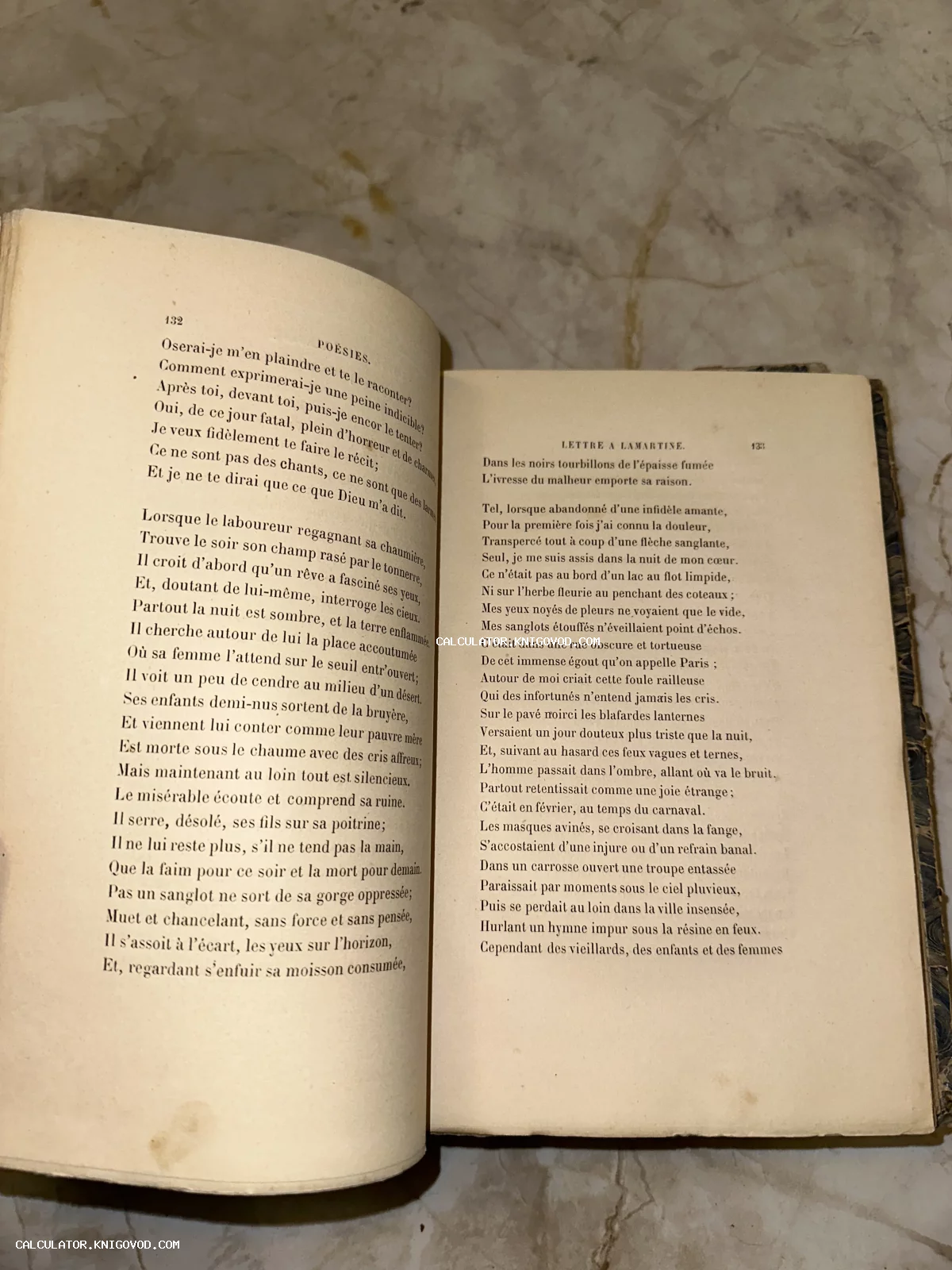 Разворот старинной книги на французском языке со стихотворением Альфреда де Мюссе на пожелтевшей бумаге.